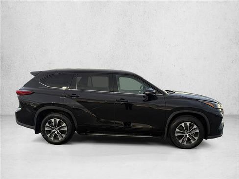 Used 2021 Toyota Highlander XLE image 4