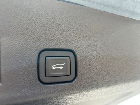 Used 2025 Chevrolet Traverse RS FWD image 12