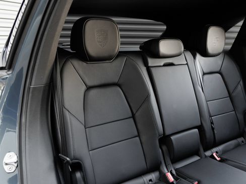 Certified 2025 Porsche Cayenne AWD/4WD image 33