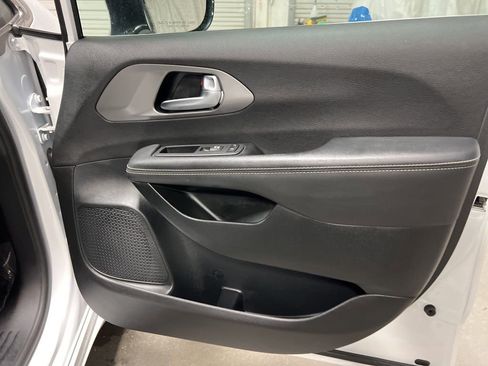 Used 2025 Chrysler Pacifica Select image 10