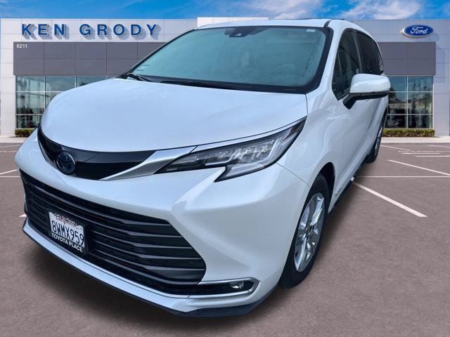 Used 2021 Toyota Sienna Limited FWD image 4
