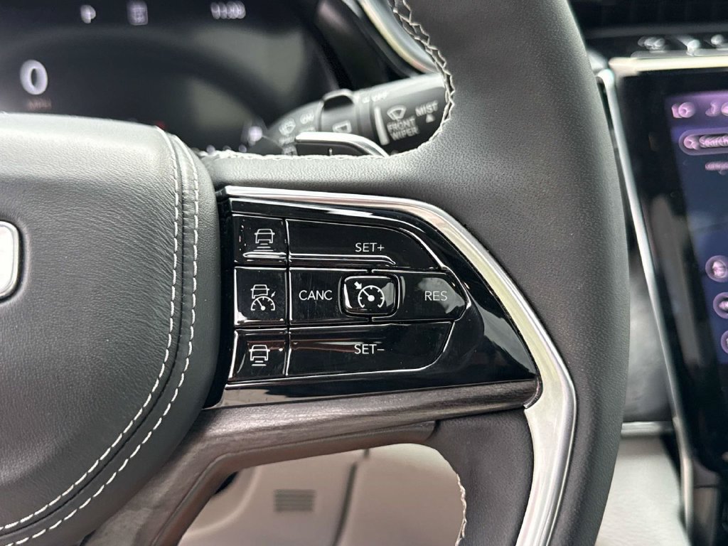 Used 2023 Jeep Grand Cherokee Overland RWD image 25