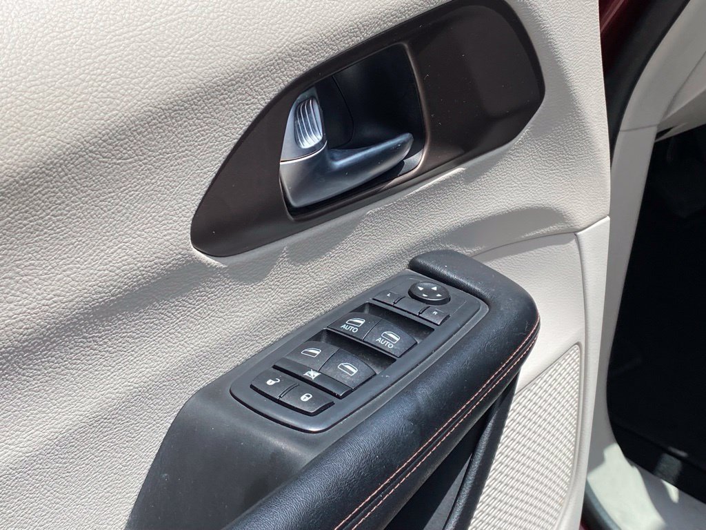 Used 2019 Chrysler Pacifica Touring-L FWD image 11