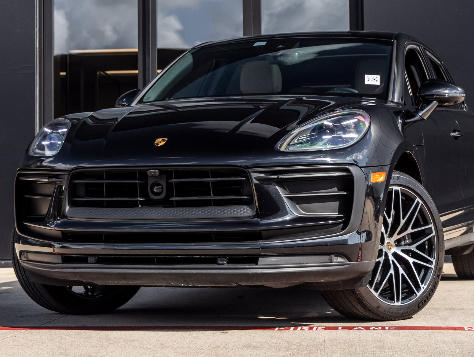 Certified 2024 Porsche Macan AWD/4WD image 7