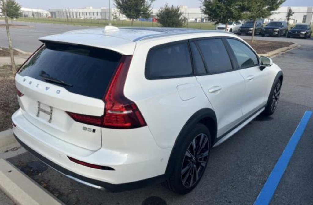 Used 2025 Volvo V60 B5 Cross Country Ultra AWD/4WD image 4