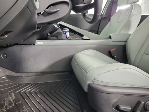 New 2025 Hyundai Elantra Limited image 28