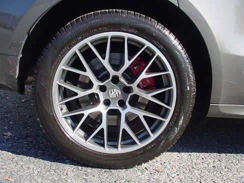 Used 2016 Porsche Macan Turbo image 10