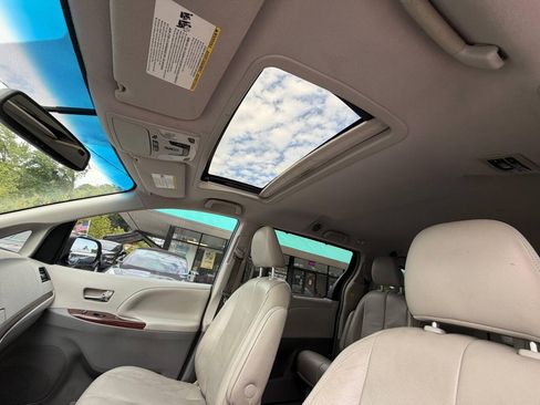 Used 2012 Toyota Sienna XLE FWD image 12