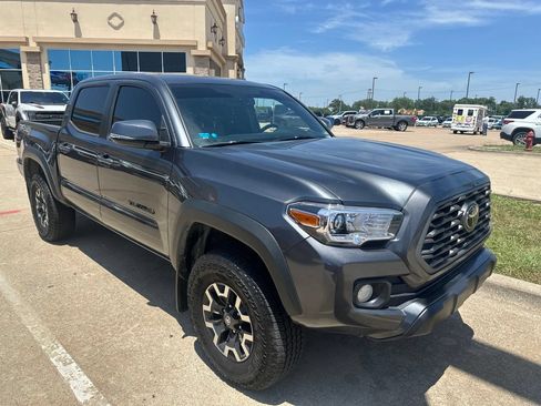 Used 2022 Toyota Tacoma TRD Off-Road AWD/4WD image 3