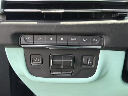 Used 2026 Cadillac Escalade Platinum Sport w/ LPO, Floor Liner Package AWD/4WD image 30