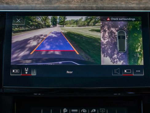 Used 2022 Audi e-tron Premium Plus AWD/4WD image 19