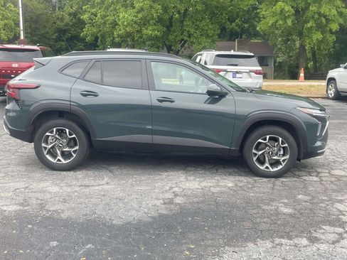 Used 2025 Chevrolet Trax LT FWD image 2