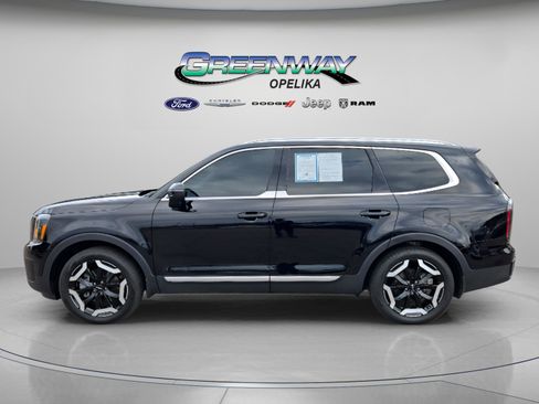 Used 2024 Kia Telluride EX w/ EX Captain's Chair Package image 4
