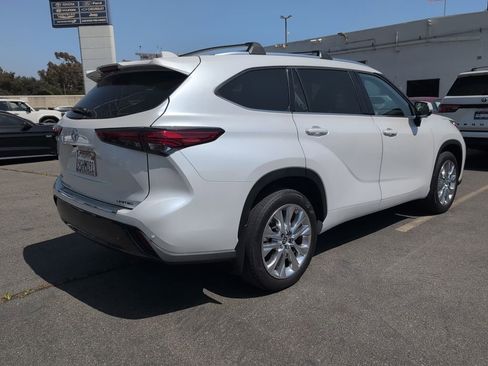 Used 2023 Toyota Highlander Limited FWD image 3