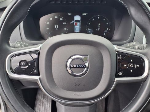 Used 2022 Volvo XC90 T6 Momentum image 5