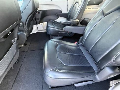 Used 2023 Chrysler Pacifica Touring-L FWD image 12