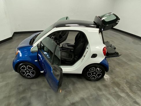 Used 2017 smart fortwo Prime RWD image 40