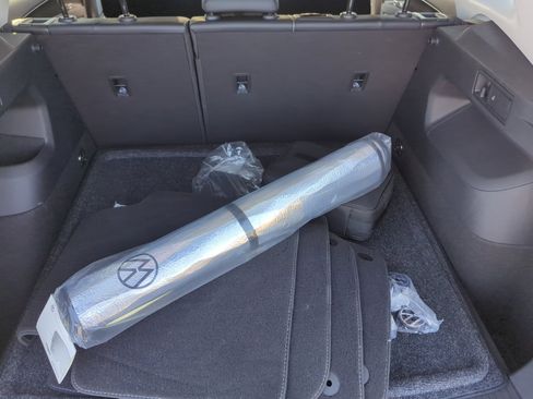 Certified 2025 Volkswagen Tiguan SE image 29