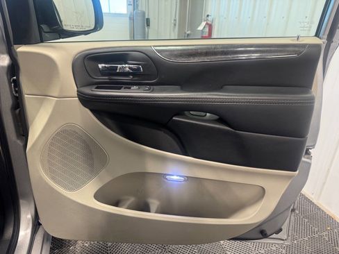 Used 2015 Chrysler Town & Country Touring image 15