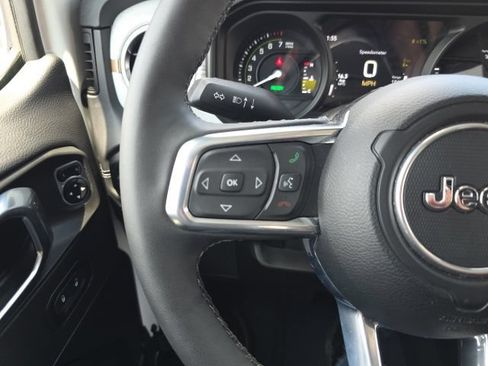 Used 2025 Jeep Wrangler Unlimited Sahara AWD/4WD image 21