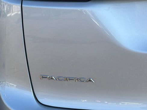 Used 2024 Chrysler Pacifica Touring-L image 8