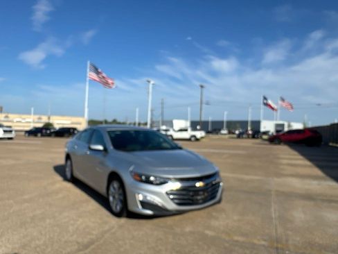 Used 2020 Chevrolet Malibu LT FWD image 1