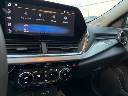 Used 2025 Chevrolet Trax LT image 21