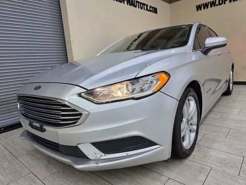 Used 2018 Ford Fusion SE FWD image 2