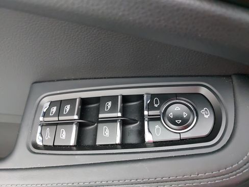 Certified 2026 Porsche Macan AWD/4WD image 30