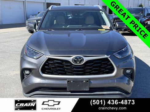 Used 2023 Toyota Highlander XLE image 2