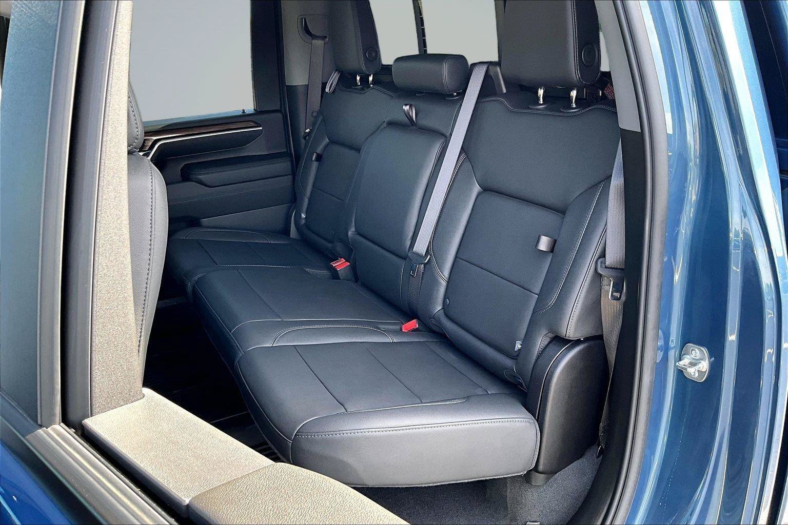 Used 2025 Chevrolet Silverado 3500 LT w/ Leather Package AWD/4WD image 27