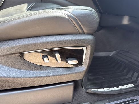 Used 2018 Cadillac Escalade Luxury image 24