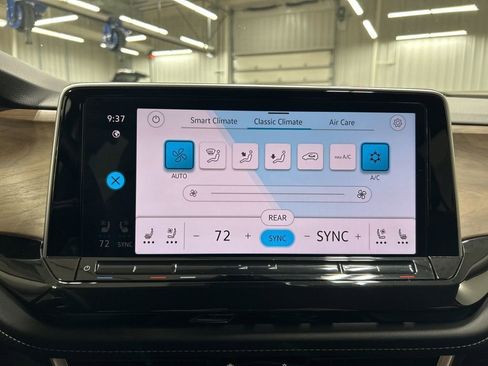 Used 2025 Volkswagen Atlas SE AWD/4WD image 23