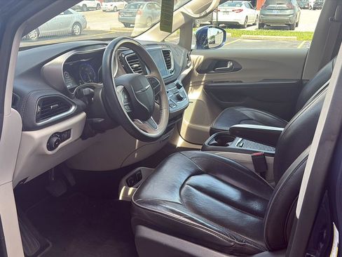 Used 2018 Chrysler Pacifica Limited FWD image 5