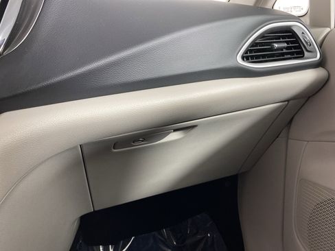 Used 2024 Chrysler Pacifica Touring-L image 31