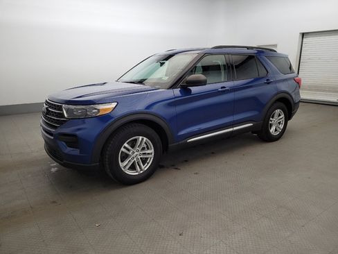 Used 2021 Ford Explorer XLT image 2
