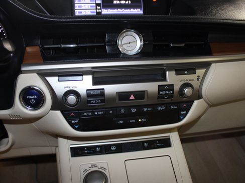 Used 2013 Lexus ES 300h w/ Luxury Pkg FWD image 17