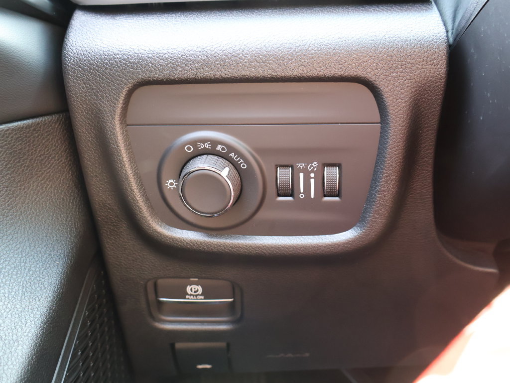 Used 2025 Jeep Grand Cherokee L Altitude AWD/4WD image 32