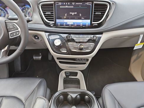 Used 2024 Chrysler Pacifica Touring-L image 11
