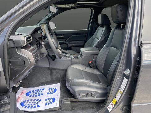 Used 2025 Toyota Tacoma TRD Sport w/ TRD Sport Premium Package image 4