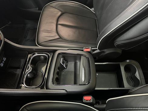 Certified 2025 Chrysler Pacifica Limited image 33