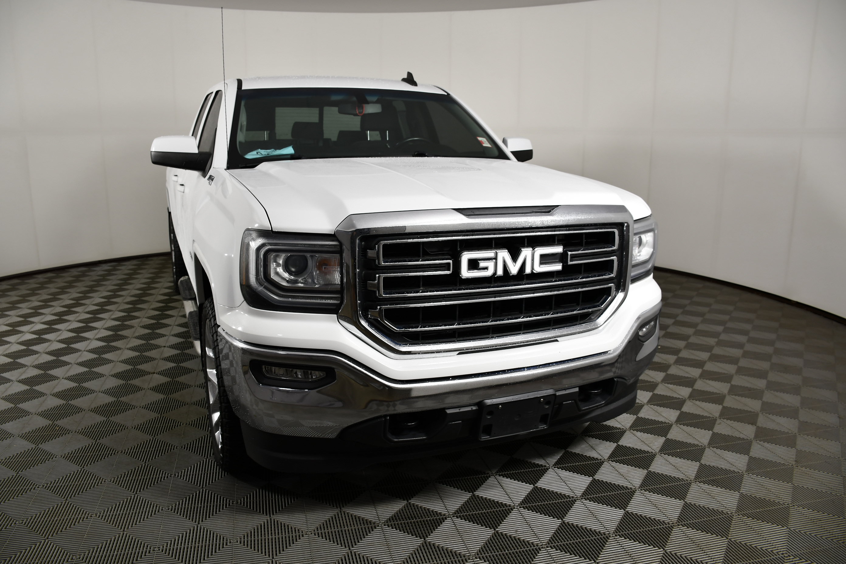 Used 2018 GMC Sierra 1500 SLE w/ SLE Value Package AWD/4WD image 3