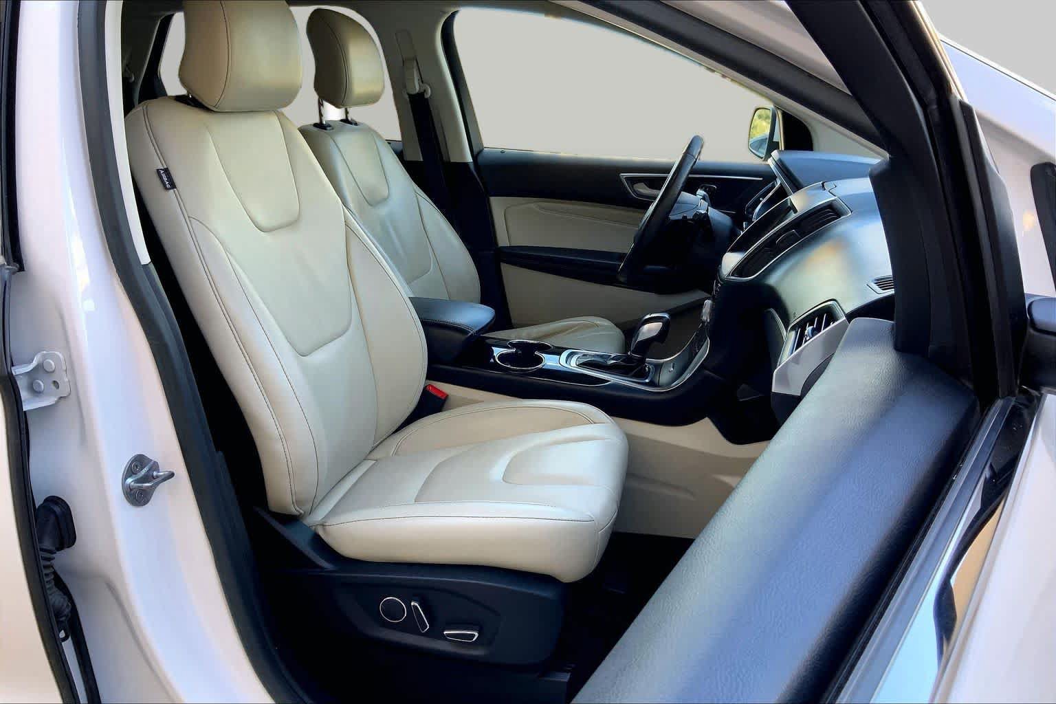 Used 2017 Ford Edge Titanium w/ Technology Package FWD image 8