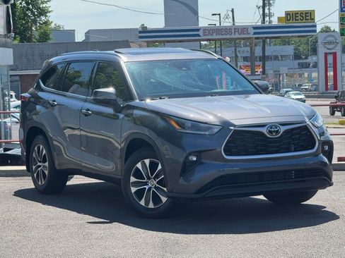 Used 2021 Toyota Highlander XLE AWD/4WD image 11
