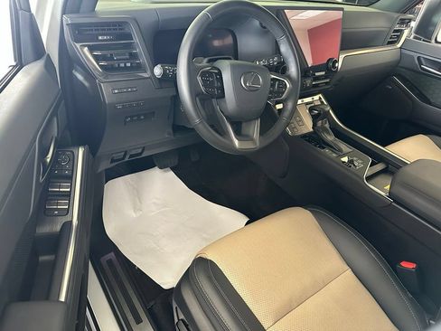 Used 2024 Lexus GX 550 AWD/4WD image 3