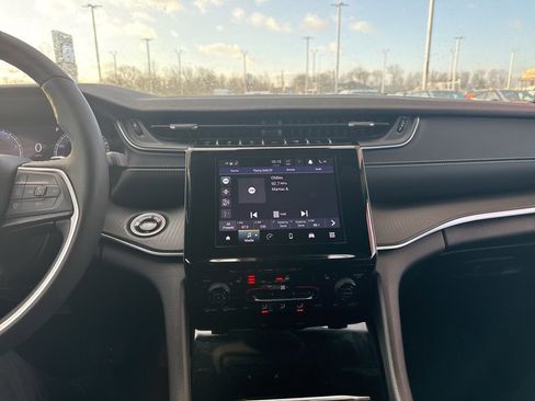 Used 2024 Jeep Grand Cherokee Altitude image 14