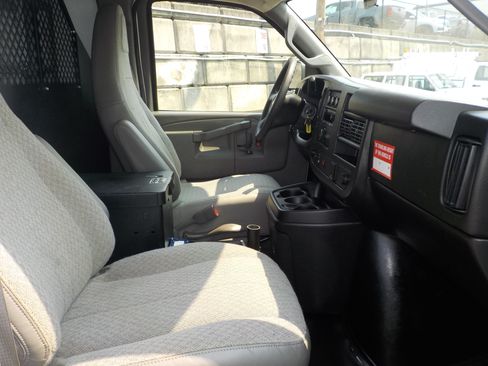 Used 2016 Chevrolet Express 2500 RWD image 24