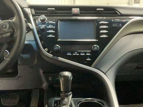 Used 2018 Toyota Camry SE image 25