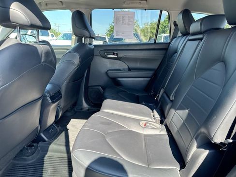 Used 2023 Toyota Highlander XLE AWD/4WD image 23