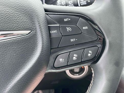 Used 2025 Chrysler Pacifica Limited FWD image 37